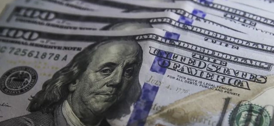 D�lar aproxima-se de R$ 5,60 com remessas de empresas ao exterior