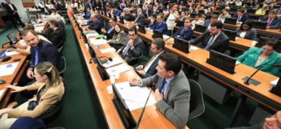 CCJ da C�mara aprova parecer favor�vel � PEC do fim da escala 6x1